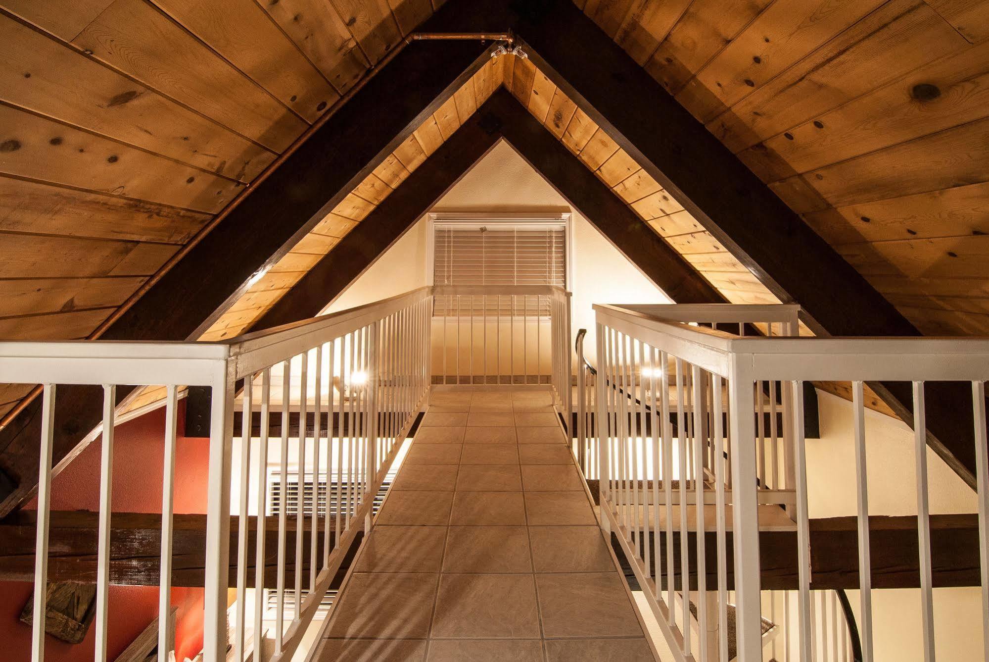 Lodge North &